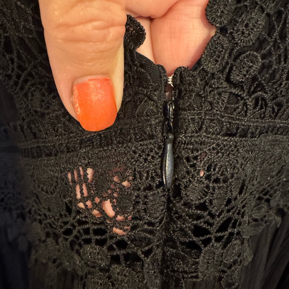GORGEOUS BLACK SLEEVELESS TOP w/DEEP V-NECK & LACE TRIM SIZE: 16 #CL - Picture 7 of 12